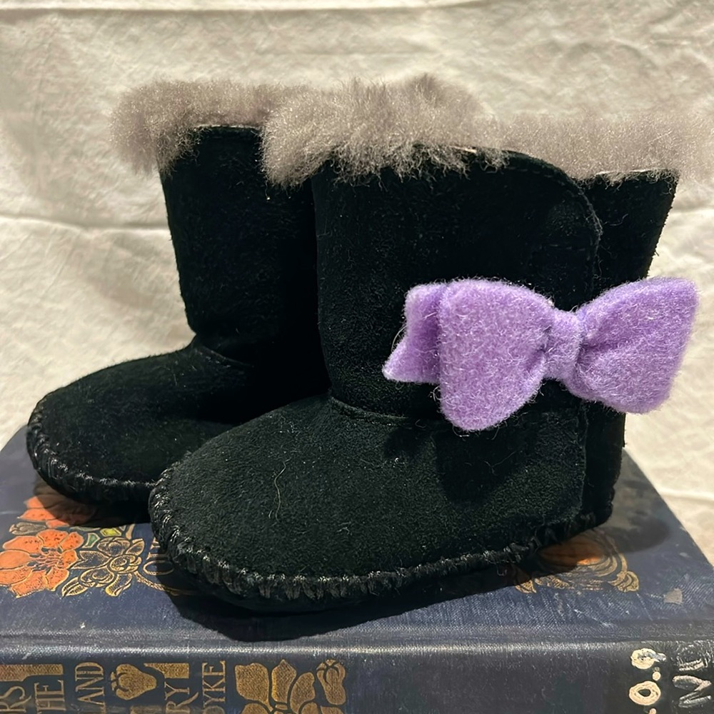 Baby UGG winter Boot.  Size 0/1.  Black with purple felt bow and Velcro closure.